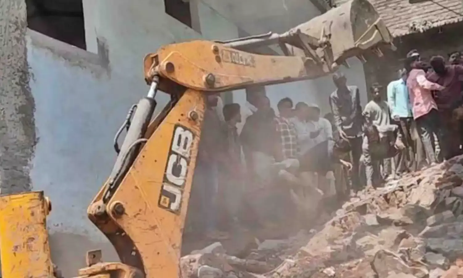 बुरहानपुर में बड़ा हादसा, जर्जर दीवार गिरने से तीन मजदूर दबे