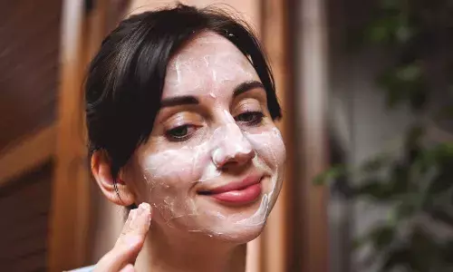 चेहरे पर दही लगाने के फायदे और नुकसान, जानें इसकी पूरी जानकारी चेहरे पर दही लगाने के फायदे और नुकसान, जानें इसकी पूरी जानकारी