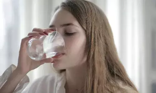 घूंट-घूंट करके पानी पीने से होते हैं गजब के फायदे, जानें पूरी जानकारी