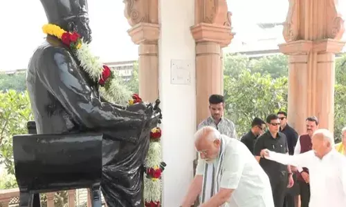 स्मृति मंदिर में पीएम मोदी, RSS संस्थापक केशव बलिराम हेडगेवार को की पुष्पांजलि अर्पित स्मृति मंदिर में पीएम मोदी, RSS संस्थापक केशव बलिराम हेडगेवार को की पुष्पांजलि अर्पित