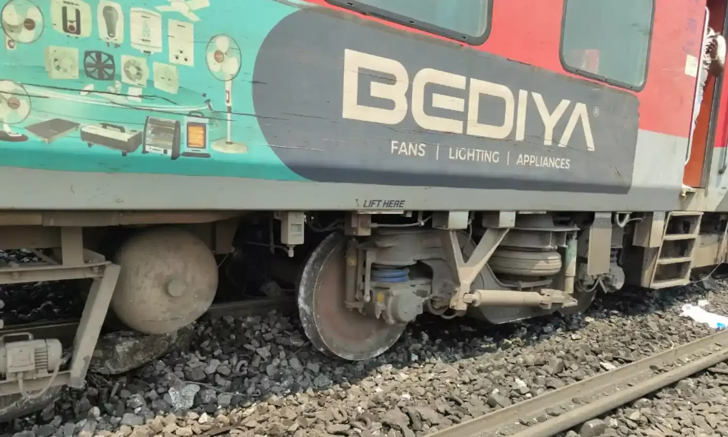 बेंगलुरु-कामाख्या सुपरफास्ट एक्सप्रेस के 11 डिब्बे पटरी से उतरे बेंगलुरु-कामाख्या सुपरफास्ट एक्सप्रेस के 11 डिब्बे पटरी से उतरे