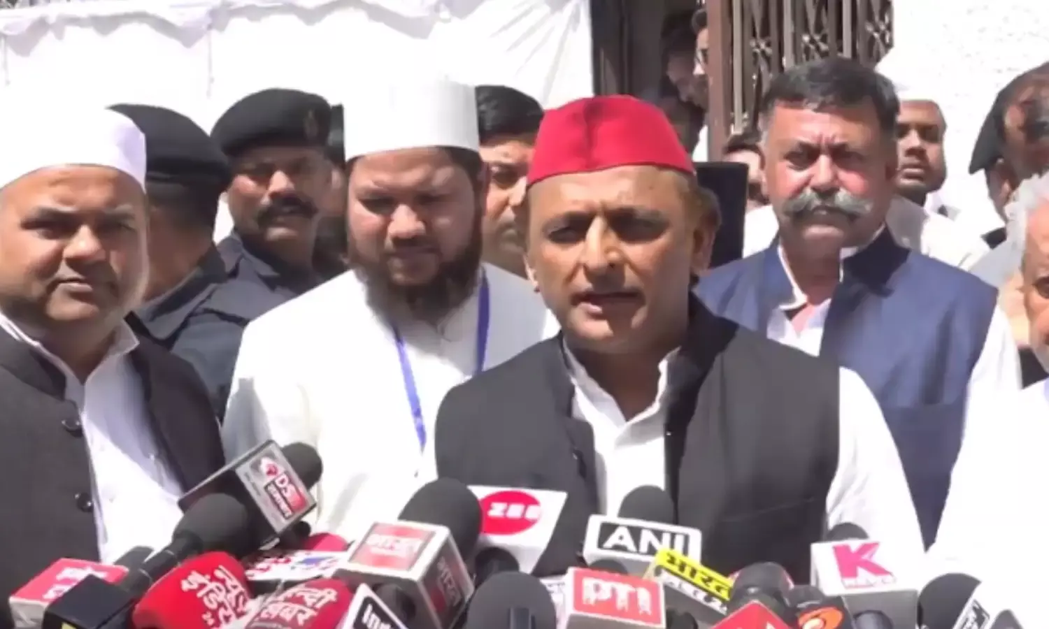 सपा प्रमुख अखिलेश यादव बोले - ईद के मौके पर इतनी बैरिकेडिंग, तानाशाही कहूं या आपातकाल