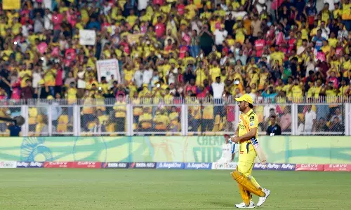 बैटिंग पोजिशन पर सवाल! क्यों नहीं आ रहे धोनी बल्लेबाजी में ऊपर? हेड कोच ने बताई असली वजह...