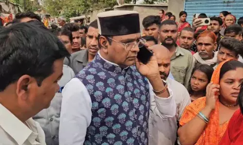 सांसद और पार्षद का फोन नहीं उठा रहे भोपाल नगर निगम कमिश्नर, मंत्री विश्वास सारंग बोले - मजाक है क्या सांसद और पार्षद का फोन नहीं उठा रहे भोपाल नगर निगम कमिश्नर, मंत्री विश्वास सारंग बोले - मजाक है क्या