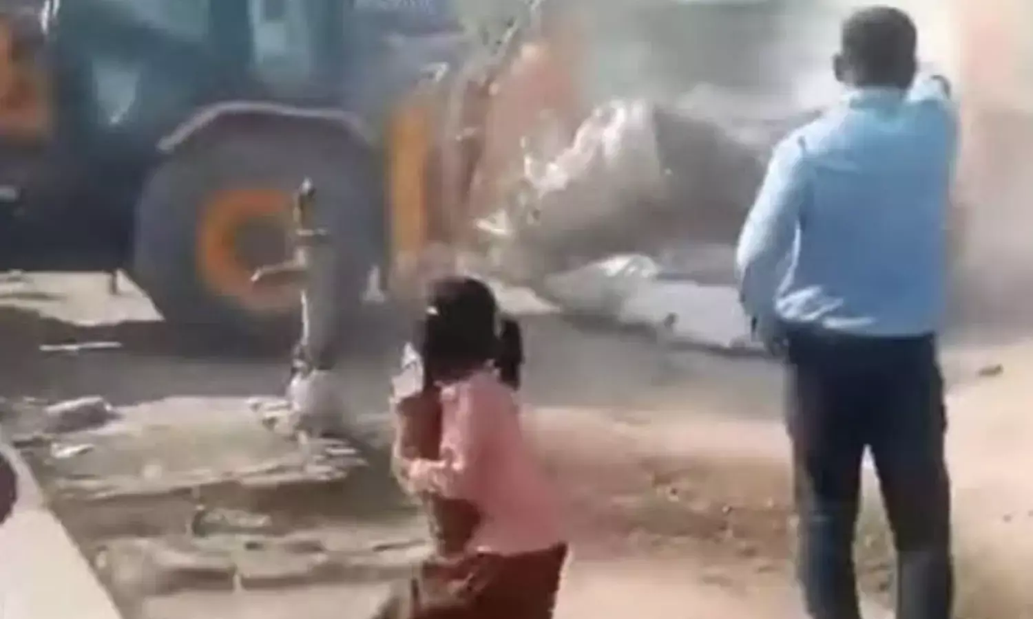 बुलडोजर एक्शन के दौरान किताब लेकर भागती बच्ची को देख जस्टिस उज्जल भुईयां ने कहा