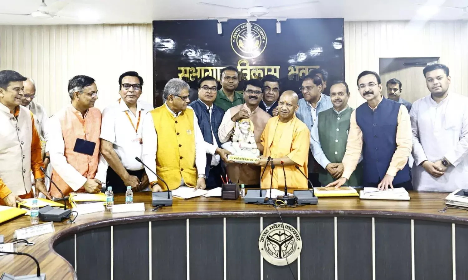 सीएम योगी ने विकास भवन सभागार में अफसरों व जनप्रतिनिधियों के साथ की समीक्षा बैठक…