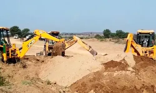 रेत का अवैध कारोबार, सामने आने वालों को मार देते हैं…