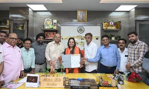 ट्रांसपोर्ट नगर बनाने, रिटेल बाजार का निर्माण सहित 13 सूत्रीय सुझाव को लेकर महापौर से मिला कैट ट्रांसपोर्ट नगर बनाने, रिटेल बाजार का निर्माण सहित 13 सूत्रीय सुझाव को लेकर महापौर से मिला कैट