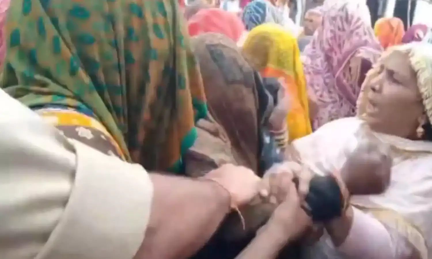 बनासकांठा अवैध पटाखा फैक्ट्री ब्लास्ट में मारे गए मजदूरों के शव पहुंचे देवास, परिजनों का रो - रो कर बुरा हाल