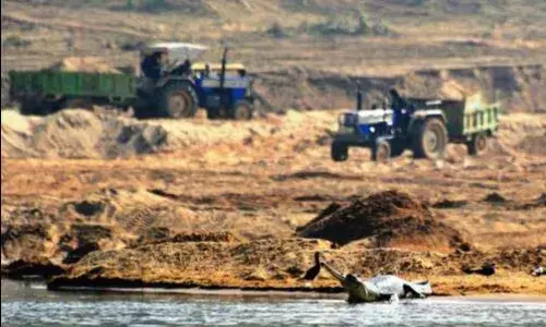 कई स्थानों पर टूटने लगी है चंबल नदी की धारा…