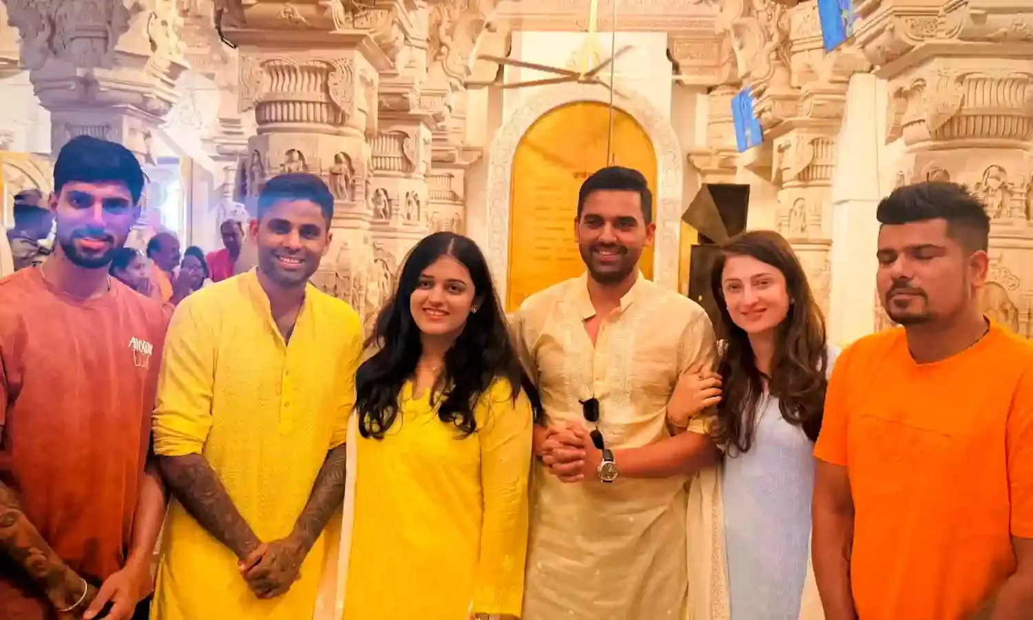 चौथे मुकाबले से पहले मुंबई इंडियंस के खिलाड़ी पहुंचे अयोध्या, रामलला के दर्शन कर मांगा जीत का आशीर्वाद...VIDEO