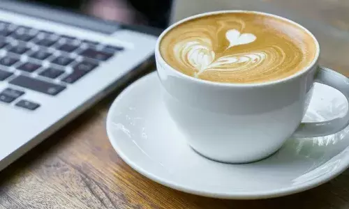 गर्मियों में कितने कप कॉफी पीना चाहिए? जानें क्या कहते हैं एक्सपर्ट्स गर्मियों में कितने कप कॉफी पीना चाहिए? जानें क्या कहते हैं एक्सपर्ट्स