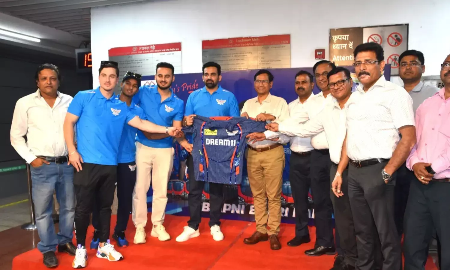 मेट्रो में की यात्रा, ट्रेन और स्टेशनों की खूबसूरती को सराहा...