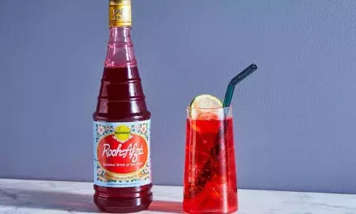 गर्मियों में नींबू पानी ही नहीं बनाएं रूहफ्जा सिरप, पूरे सीज़न ले पाएंगे इसका मजा