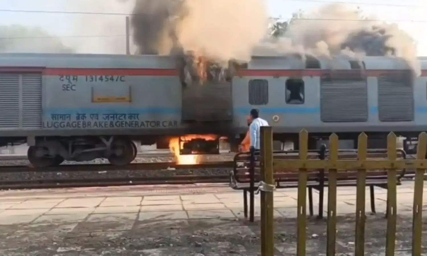 उज्जैन : बिलासपुर--बीकानेर ट्रेन में लगी आग उज्जैन : बिलासपुर--बीकानेर ट्रेन में लगी आग