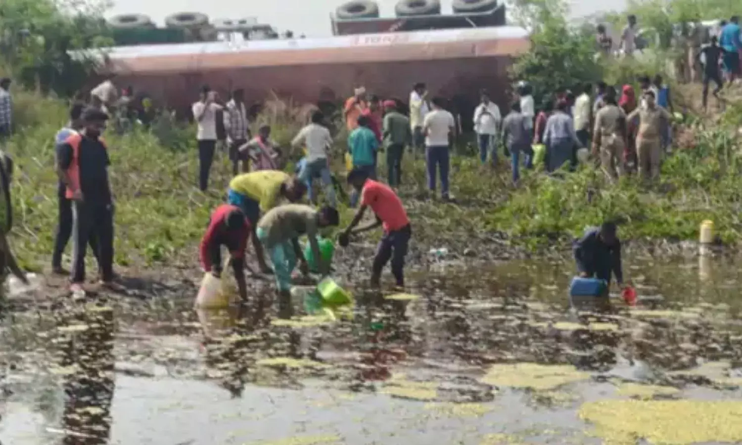 गाजीपुर में तेल से भरा टैंकर पलटा, बाल्टी लेकर लोगों में लूटने की होड़ गाजीपुर में तेल से भरा टैंकर पलटा, बाल्टी लेकर लोगों में लूटने की होड़