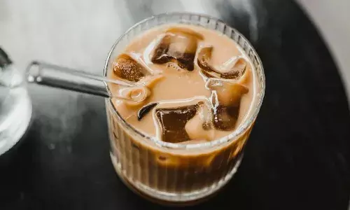 गर्मियों में कोल्ड कॉफी पीना कितना सही और गलत, जानें पूरी डिटेल्स गर्मियों में कोल्ड कॉफी पीना कितना सही और गलत, जानें पूरी डिटेल्स