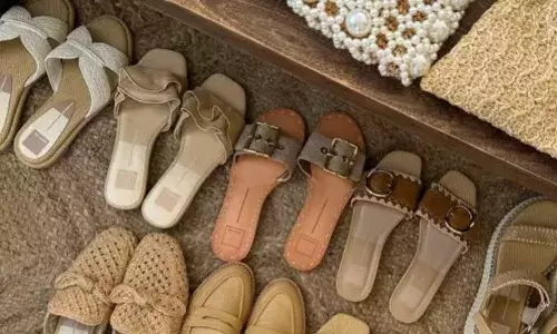 गर्मी में स्टाइल के साथ पाना चाहते हैं कंफर्टेबल लुक, तो फुटवियर चुनते हुए रखें इन बातों का ध्यान