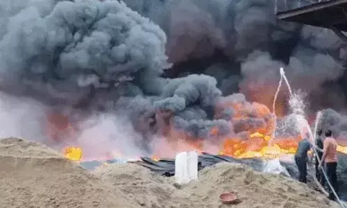 पीथमपुर में पाइप फैक्ट्री में भीषण आग, मौके पर 12 दमकल गाड़ियां मौजूद