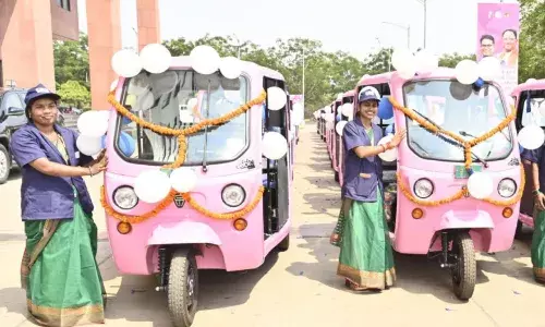 CM साय ने महिला स्व-सहायता को दी जिम्मेदारी, रायपुर की सड़कों पर महिलाये चलाएंगी ई-रिक्‍शा