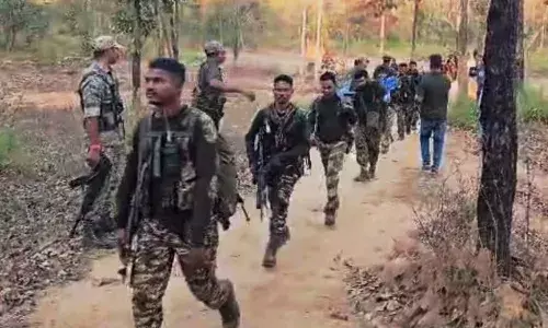 बीजापुर में जवानों और नक्सलियों की मुठभेड़ जारी, अब तक 2 नक्सली मारे जाने की खबर