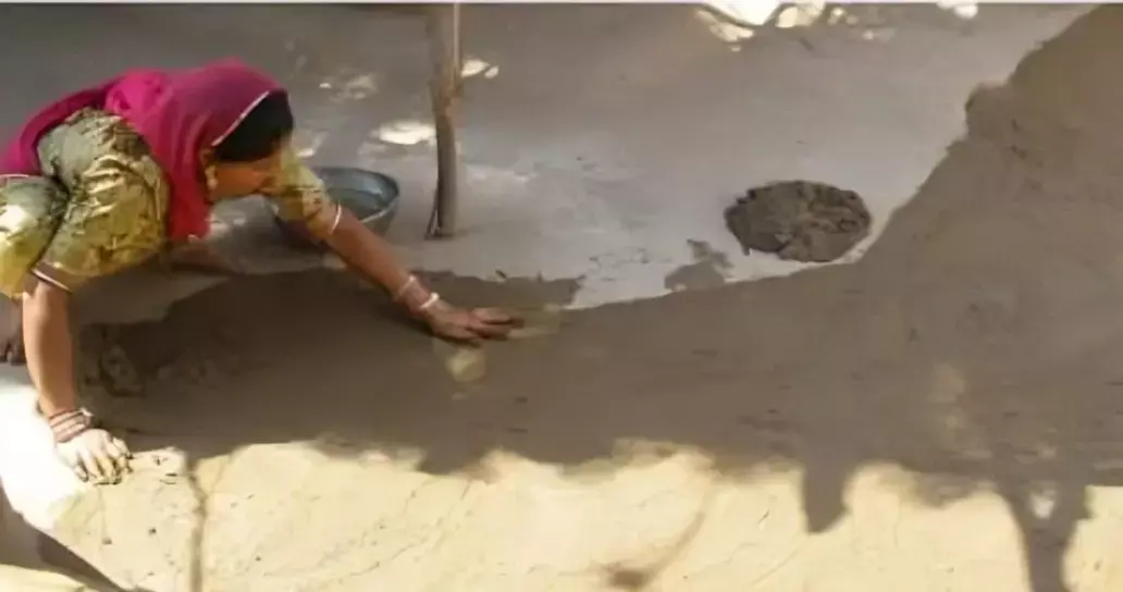 DU प्रिंसिपल ने क्लासरूम की दीवारों पर की गोबर से लिपाई, जानिए कितना पुराना है इसका इतिहास