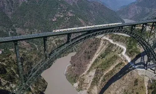 कश्मीर की घाटियों में चिनाब ब्रिज पर गूंजेगी छुक-छुक रेल की आवाज...