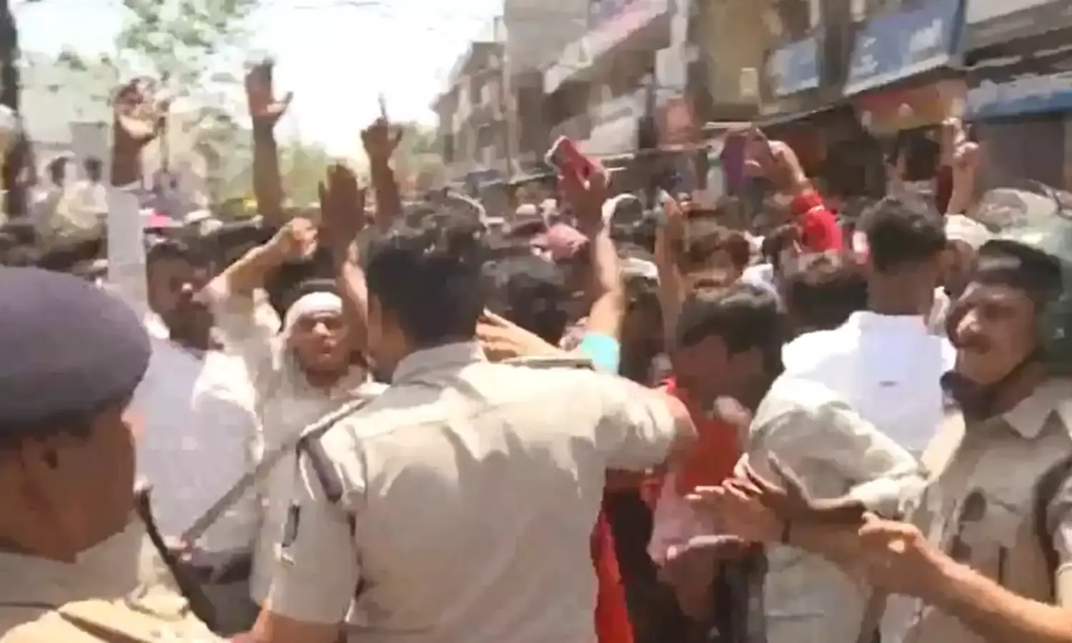 जुलूस पर पथराव के बाद भड़के हिंदू संगठन, अपराधियों के घर पर बुलडोजर चलाने की मांग की…