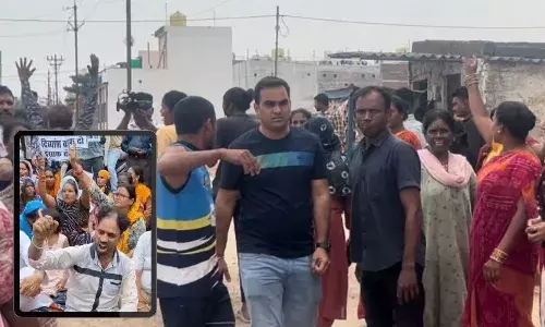 सीवरेज गड्ढे में गिरने से बच्चे की मौत, रायपुर निगम के आश्वासन के बाद गुस्साए लोगों ने खत्म किया चक्काजाम सीवरेज गड्ढे में गिरने से बच्चे की मौत, रायपुर निगम के आश्वासन के बाद गुस्साए लोगों ने खत्म किया चक्काजाम