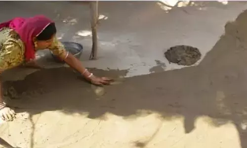 DU प्रिंसिपल ने क्लासरूम की दीवारों पर की गोबर से लिपाई, जानिए कितना पुराना है इसका इतिहास