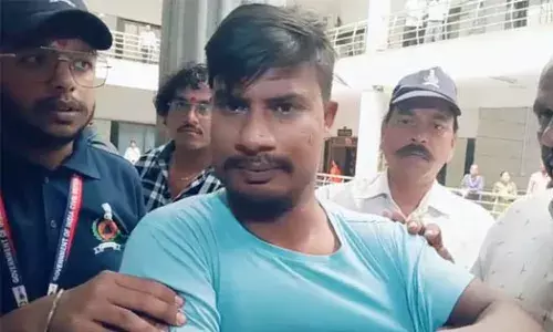 परेशान दिव्यांग ने कलेक्टोरेट में छिड़का पेट्रोल, लोगों ने बचाया...