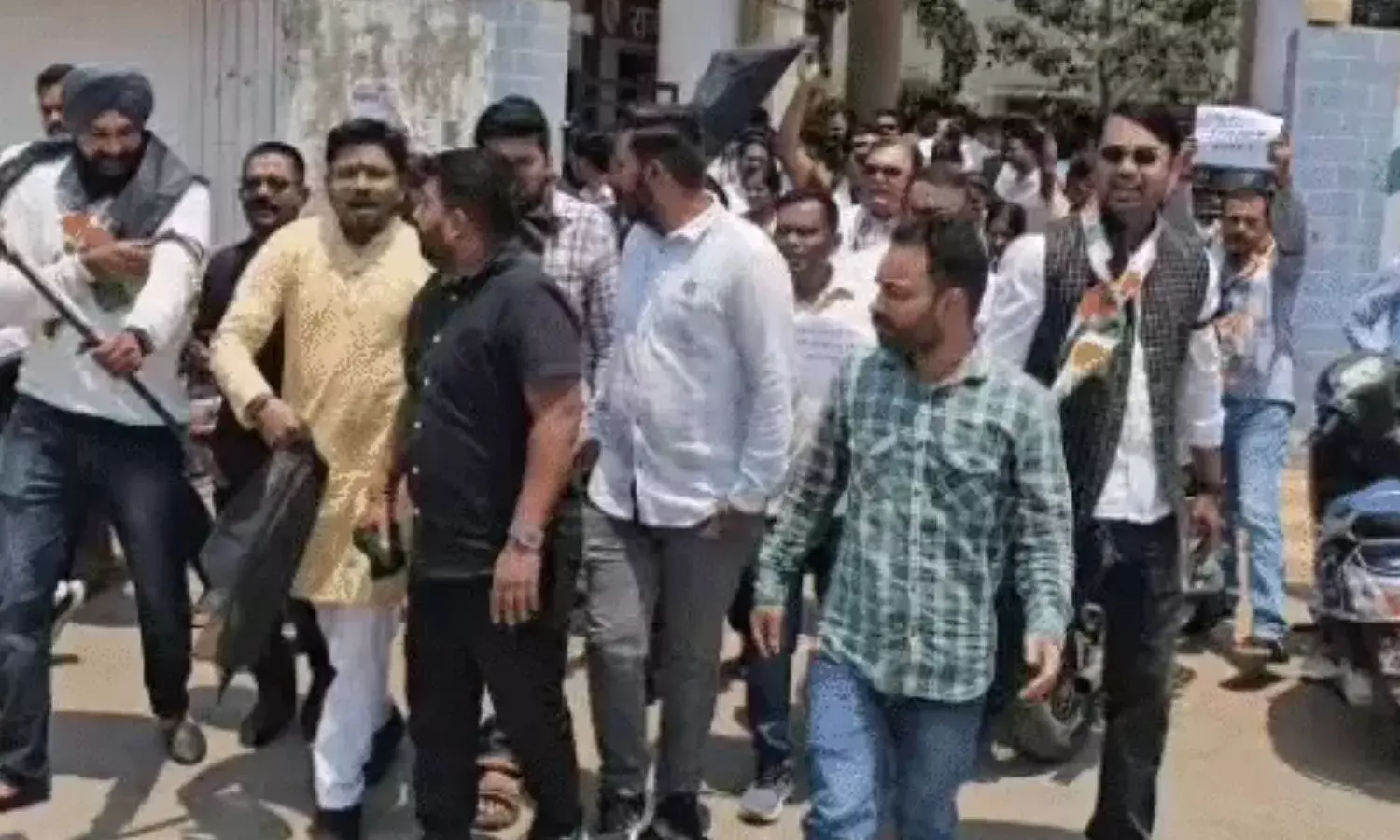 रायपुर ED ऑफिस के बाहर कांग्रेस नेताओं की नारेबाजी, नेशनल हेराल्ड केस में चार्जशीट का विरोध