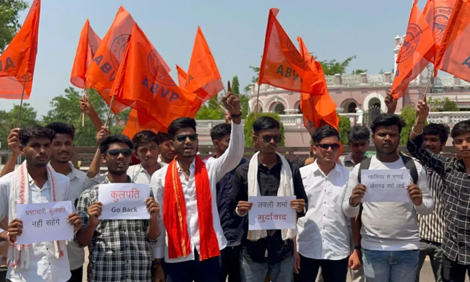 विवादित कुलपति के खिलाफ छात्रों का आंदोलन तेज, सड़क पर उतरने की दी चेतावनी