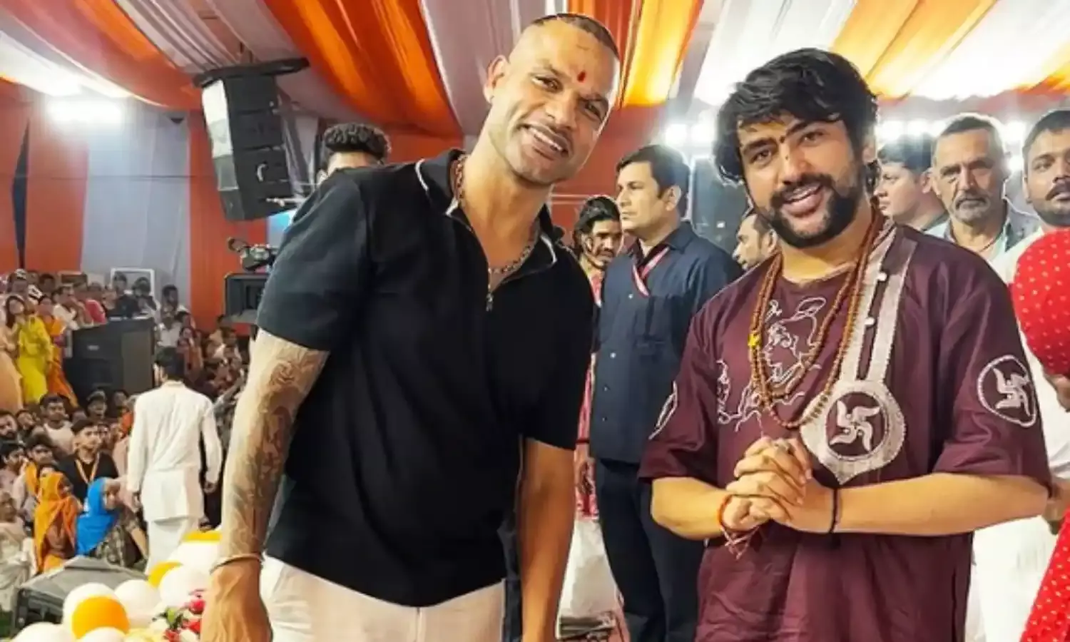 IPL के बीच क्रिकेट खेलते नज़र आए बाबा बागेश्वर, शिखर धवन को दी टक्कर, वायरल हुआ VIDEO