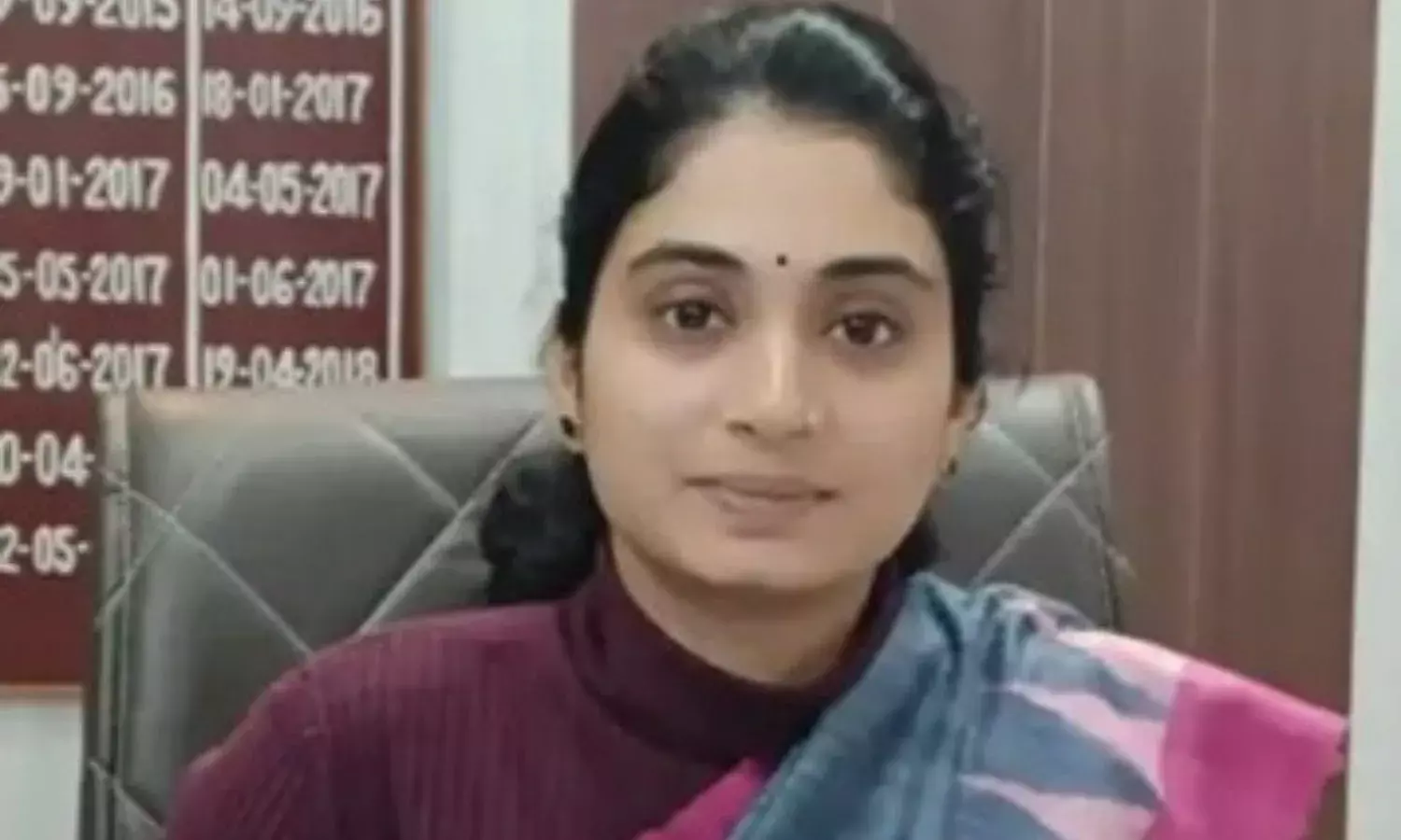 योगी सरकार ने एक अफसर का तबादला रोका...