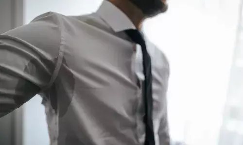 गर्मियों में कपड़ों पर पसीने के दाग हो गए हैं जिद्दी? ये कुछ देसी उपाय आजमाएं, असर देखकर चौंक जाएंगे!