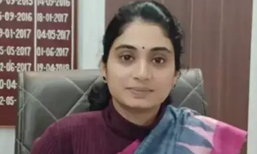 योगी सरकार ने एक अफसर का तबादला रोका...