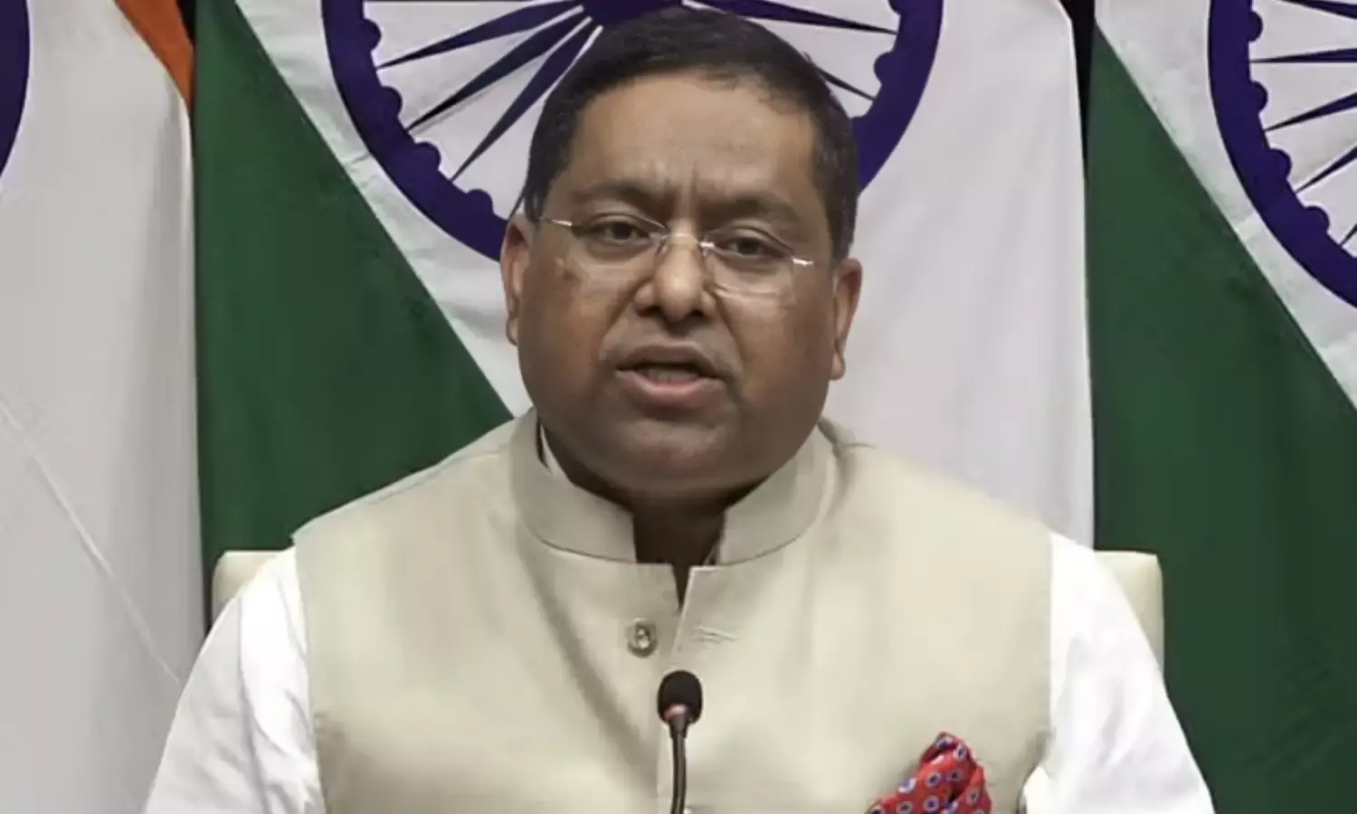 हमारे मसलों में दखल न दें, पहले अपने यहां अल्पसंख्यकों की सुरक्षा पर ध्यान दें...बांग्लादेश की टिप्पणी पर भारत का पलटवार