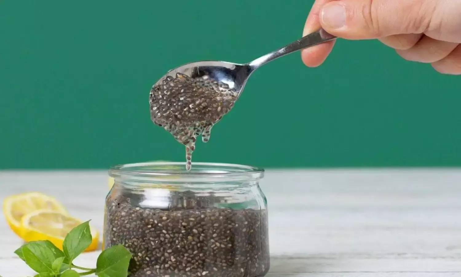 चिया सीड्स को गलत तरीके से खाने से हो सकती है गंभीर समस्या, सेहत पर पड़ता है असर