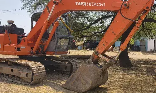 कुरवाई क्षेत्र में रेत का अवैध उत्खनन करते एक पोकलेन मशीन, ट्रेक्टर ट्राली सहित एक पनडुब्बी जब्त