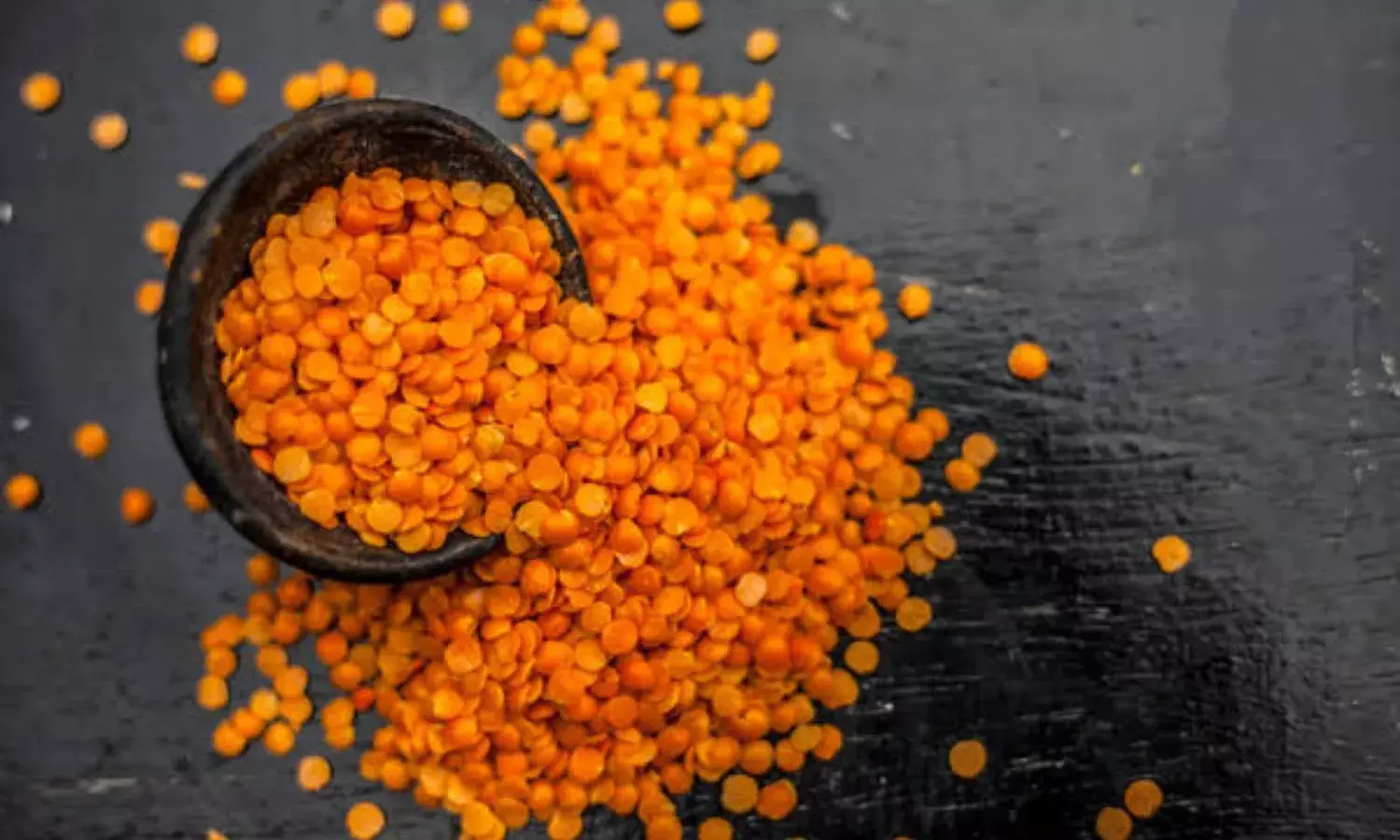 नेचुरल तरीके से त्वचा को बनाना है बेहतर, तो मसूर दाल के साथ इन चीजों का करें इस्तेमाल