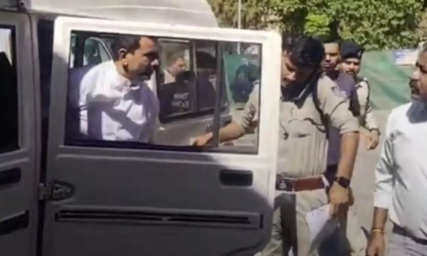 इंदौर में नगर निगम नेता प्रतिपक्ष चिंटू चौकसे गिरफ्तार, BJP कार्यकर्ता ने लगाए थे जानलेवा हमला करने के आरोप