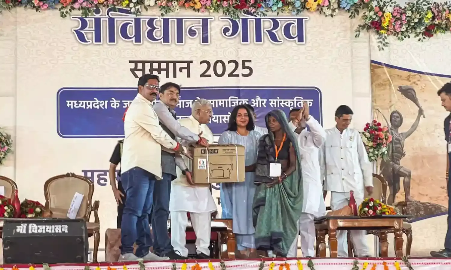 वर्ष 2022 में होली की रात हुई सांप्रदायिक हिंसा में पीड़ित आदिवासी परिवार को प्रदान की संबल किट