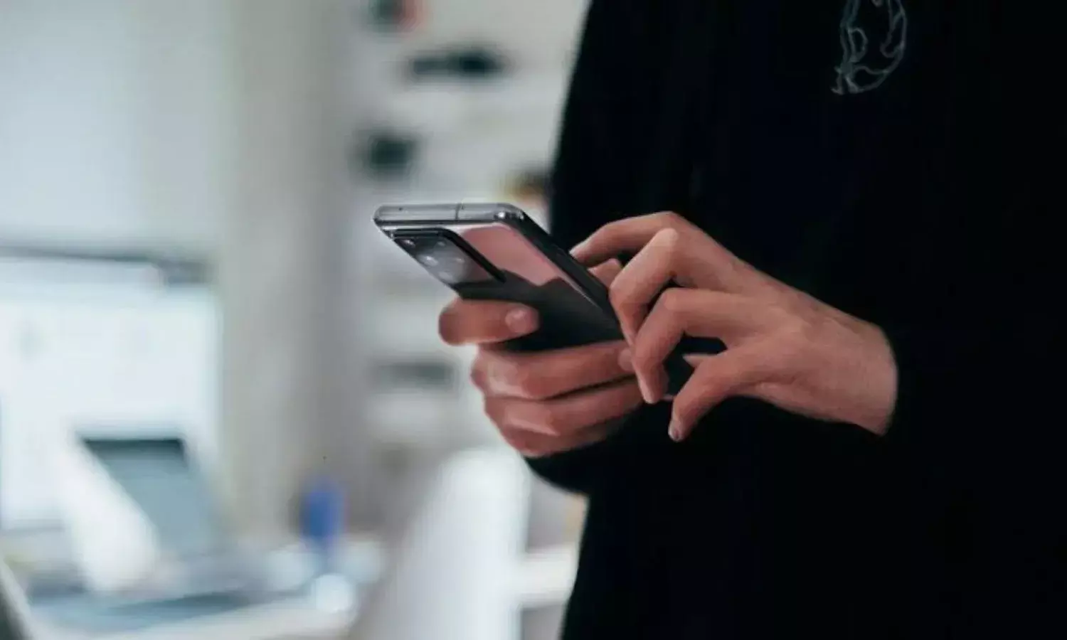 गलती से भी फोन में इन 3 सेटिंग को आप नहीं कर दे ऑन, खुल जाएगा आपकी पर्सनल बातों का पिटारा