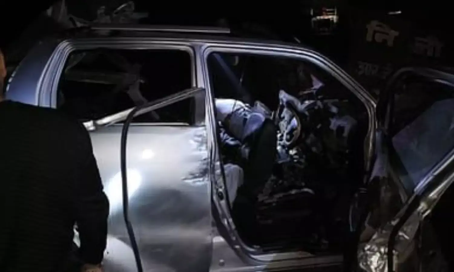 शादी से लौट रही थी कार, अनियंत्रित होकर पेड़ से टकराई, 5 की मौत, दो घायल