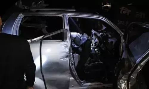 शादी से लौट रही थी कार, अनियंत्रित होकर पेड़ से टकराई, 5 की मौत, दो घायल