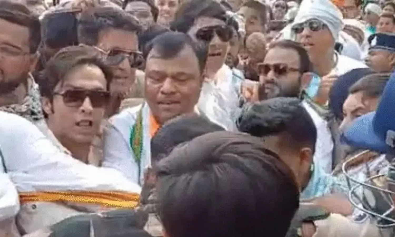 सीएम हाउस का घेराव कर रही कांग्रेस, कार्यकर्ताओं ने तोड़ी पुलिस बेरिकेटिंग