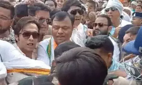 सीएम हाउस का घेराव कर रही कांग्रेस, कार्यकर्ताओं ने तोड़ी पुलिस बेरिकेटिंग