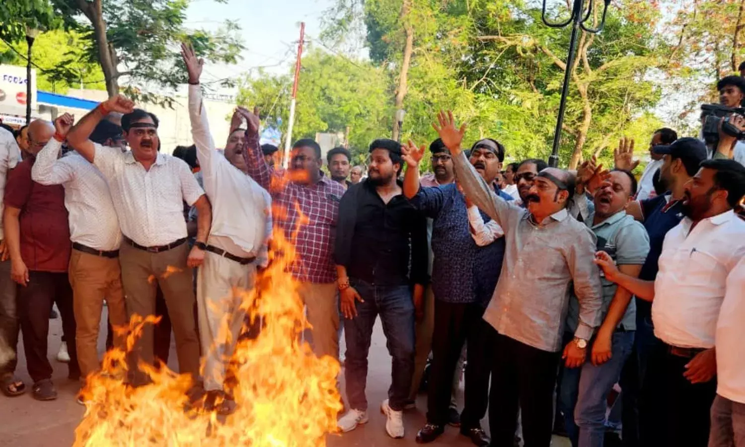 आतंकी घटना के विरोध में आदर्श व्यापार मंडल ने आतंकवाद का पुतला फूंका...