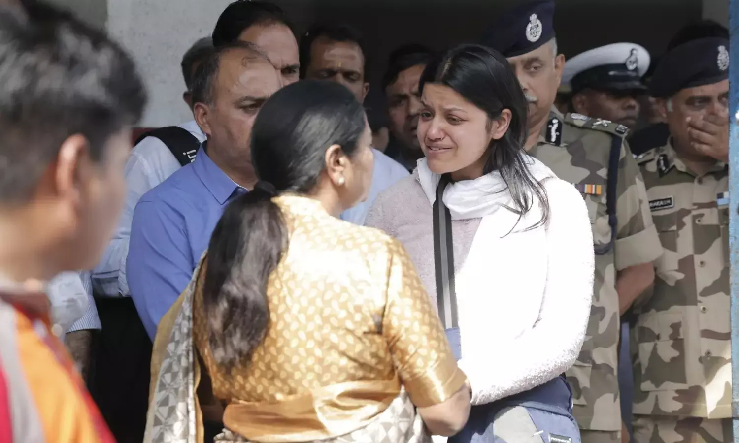 हमें तुम पर गर्व रहेगा...नौसेना के लेफ्टिनेंट विनय नरवाल की पत्नी ने दी भावुक विदाई, वीडियो वायरल हमें तुम पर गर्व रहेगा...नौसेना के लेफ्टिनेंट विनय नरवाल की पत्नी ने दी भावुक विदाई, वीडियो वायरल